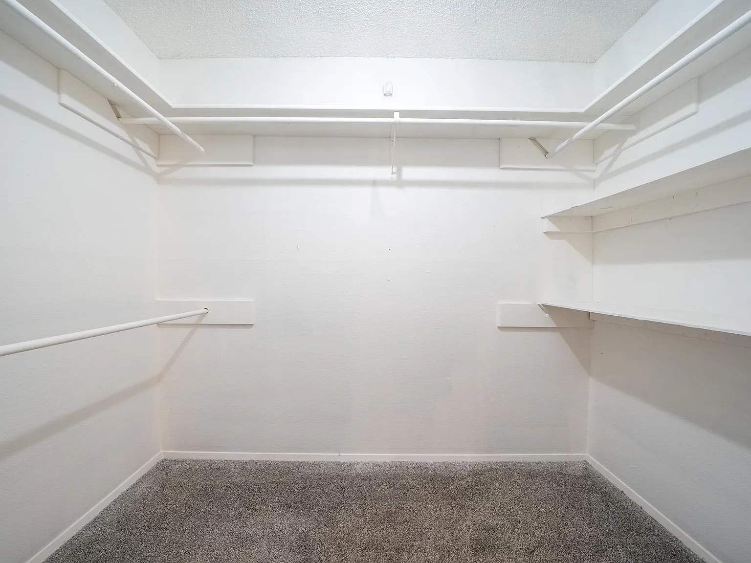 4 bed, 2.0 bath, 1800 sqft, $819 — Photo 2