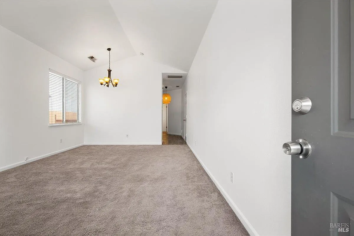 1447 Tammy Way - Photo 4