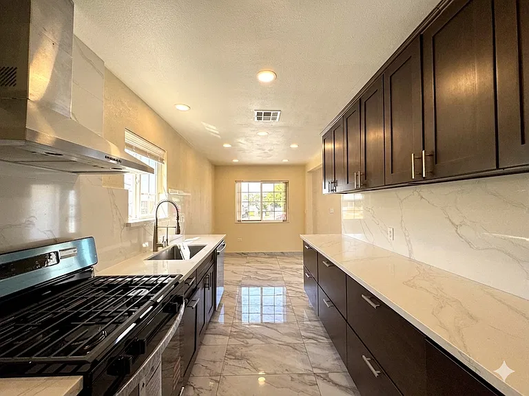 12128 Maryvine St — Photo 4