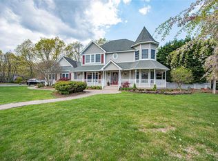 15 Sarah Anne Ct, Miller Place, NY 11764