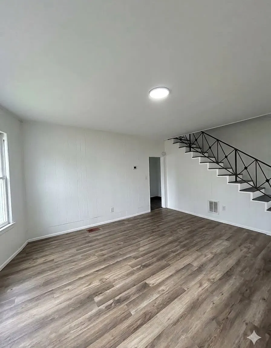 5 bed, 2900 sqft, $2,100 — Photo 4
