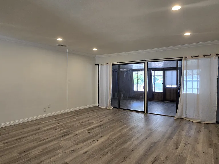 521 N Vermont Ave — Photo 6