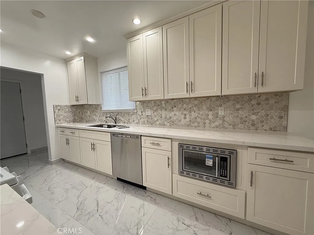 4 bed, 1619 sqft, $4,895 — Photo 2