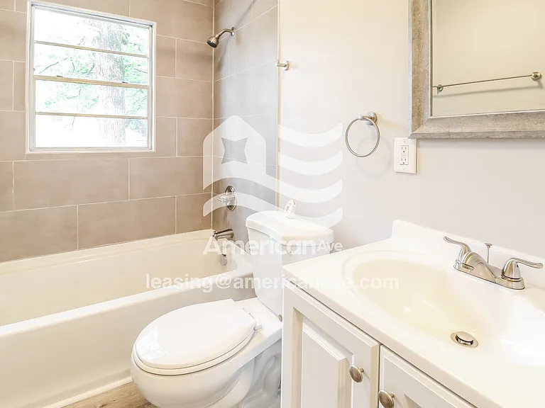 1759019_010_main_bathroom_13706692.jpg
