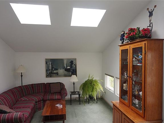 3rd image of 105 Colvinhurst Dr
