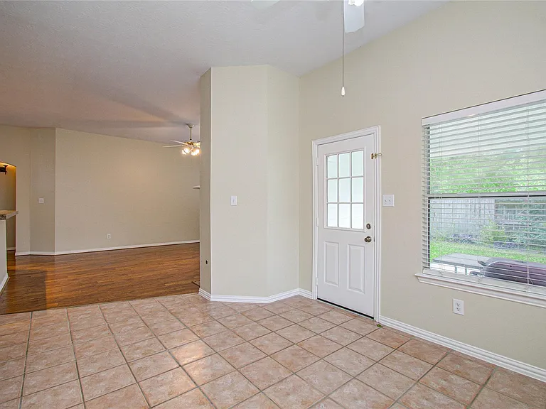 18223 Heathridge Ln — Photo 27