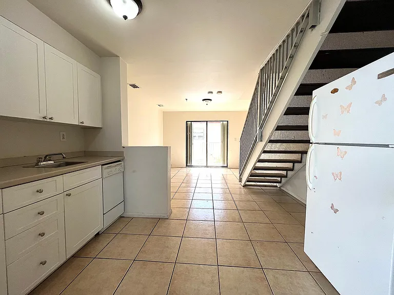1134 NW 5th St #5 — Photo 2