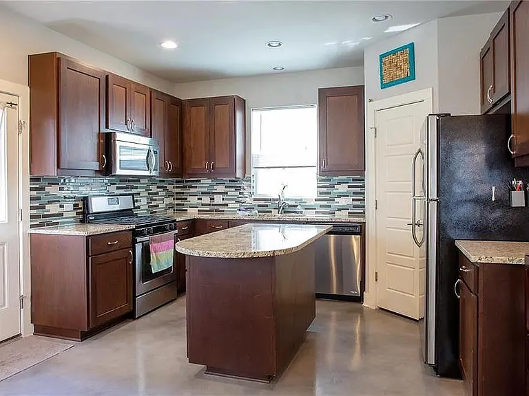 2913 Bond Dr — Photo 4