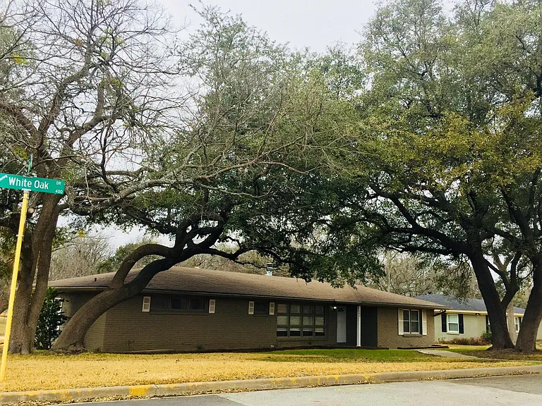 400 White Oak Dr — Photo 2