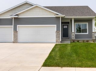 16618 Walnut Meadows Dr, Urbandale, IA 50323