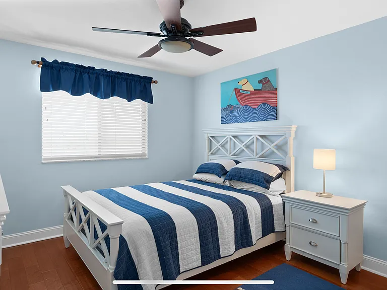 Queen bed, bedroom 2