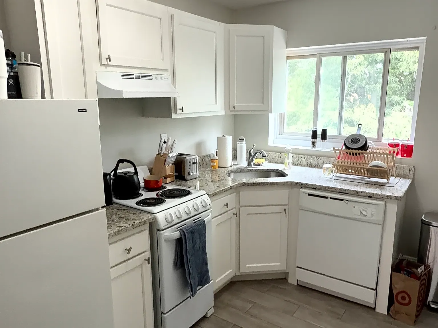 2 bed, 700 sqft, $3,100 — Photo 2