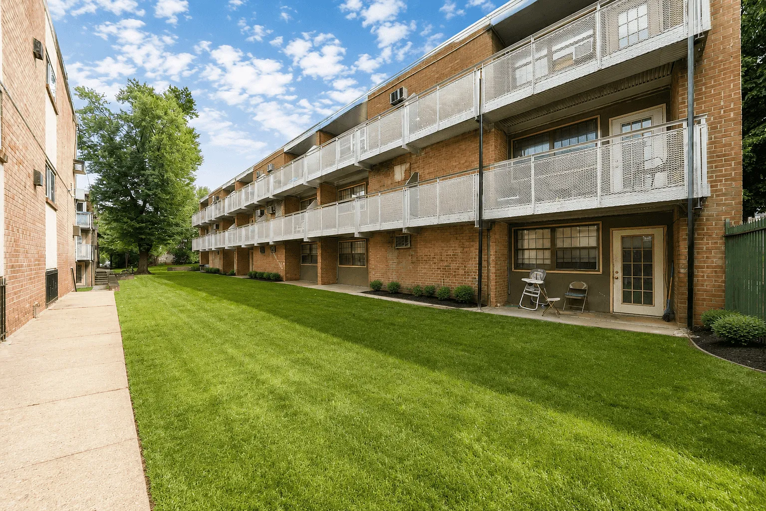 Magnolia Court — Photo 2