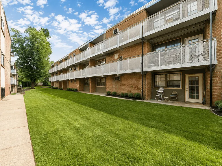 Magnolia Court — Photo 2
