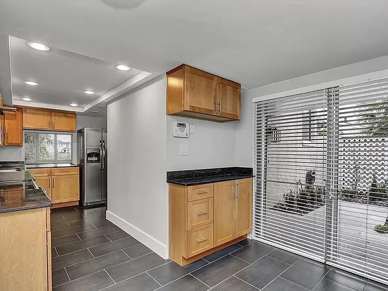 5377 Vineland Rd — Photo 12