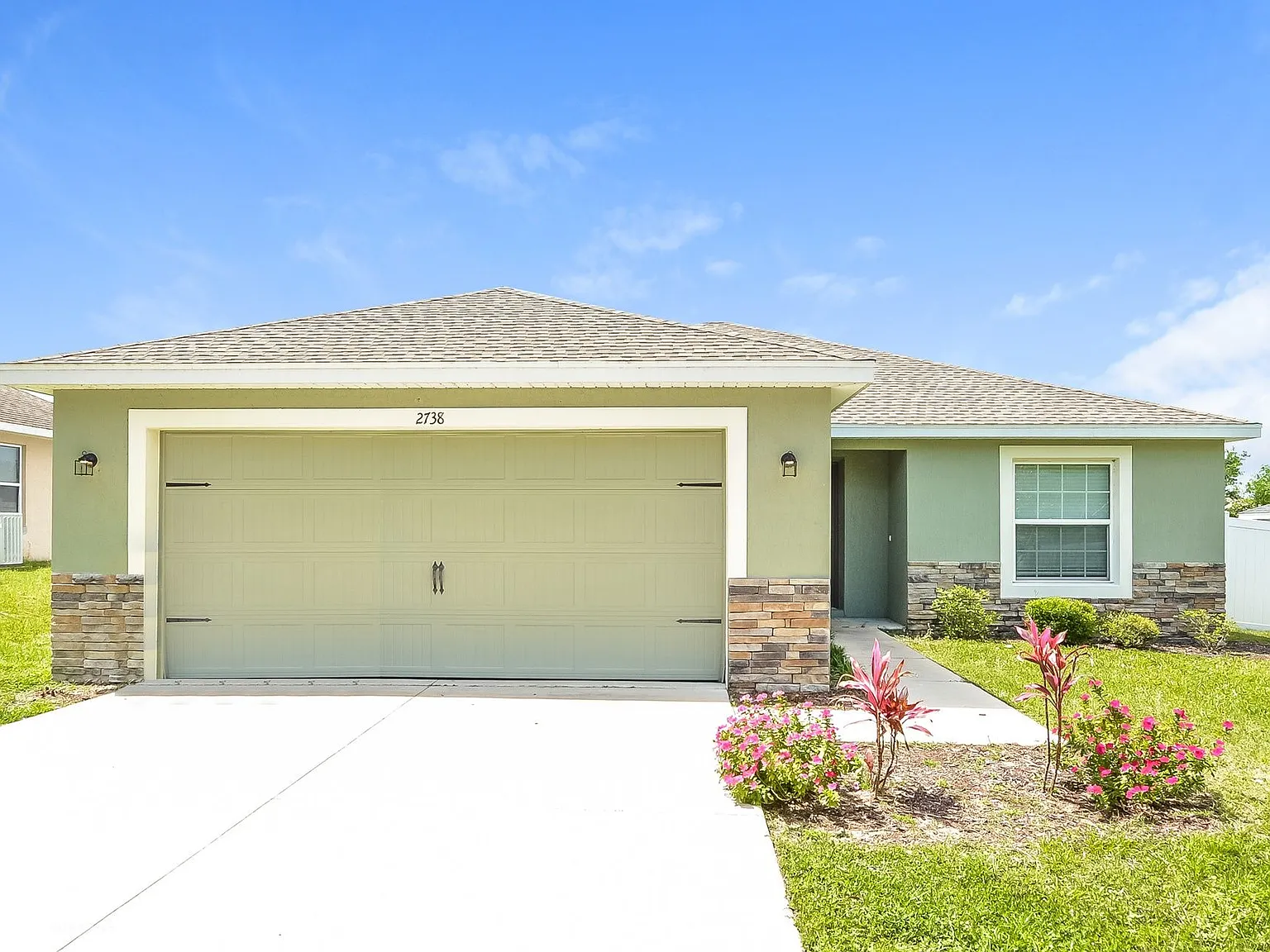 3 bed, 2.0 bath, 1313 sqft, $1,905 — Photo 2