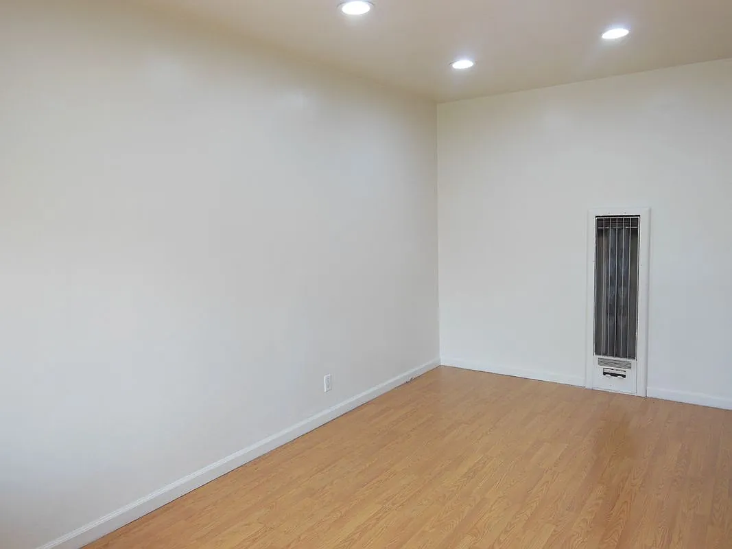 Building Photo - 307 N Howard St #B