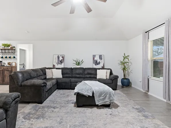 437 Falcon Way, Azle, TX 76020