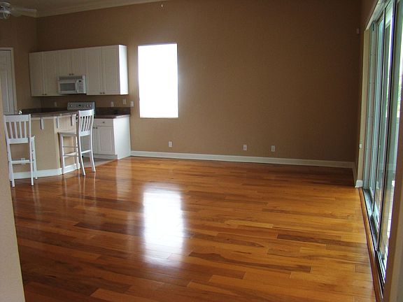 2nd image of 333 NW Stratford Ln