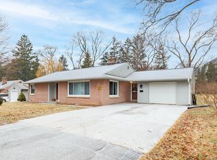 221 W Alta Loma Cir, Thiensville, WI 53092