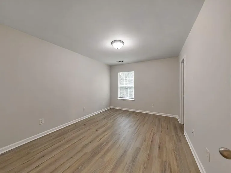 2830 Mayfair Dr — Photo 2