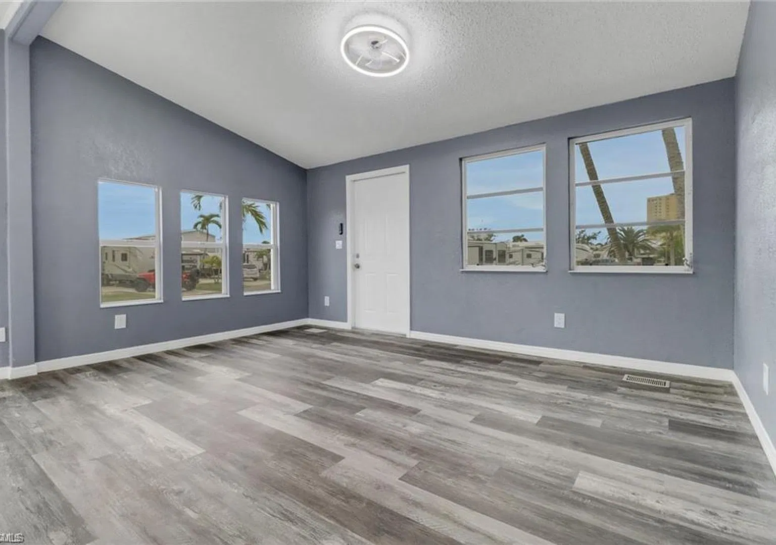 2/2 Seasonal Home in 55+ Community By Beach — Photo 3