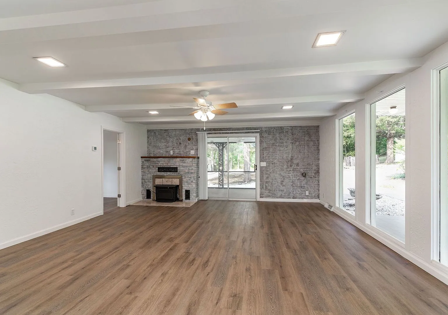 Rental Home in Hollister MO 3 bedroom 3 bath home with garage and fenced yard — Photo 3