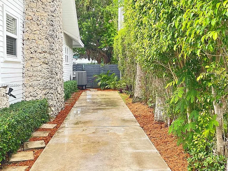 2434 SW 15th St — Photo 37