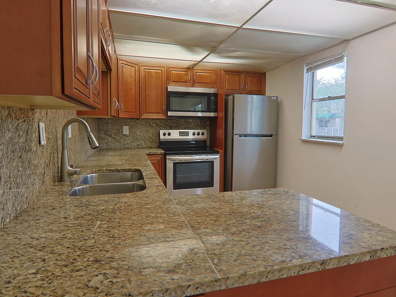 3 bed, 2.5 bath, 1420 sqft, $2,500 — Photo 3