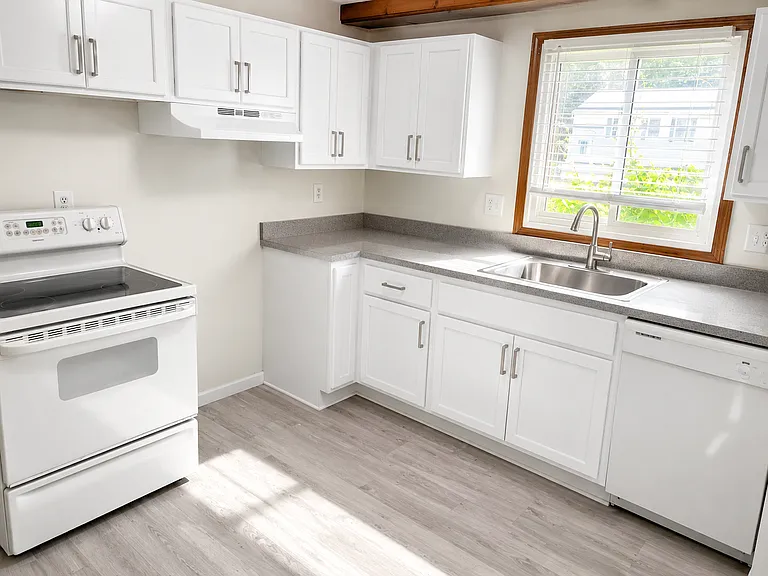 145 Riviera Dr — Photo 2