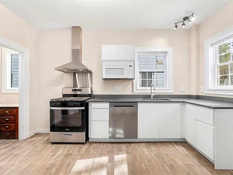 11 1/2 Spring Park Ave #1 — Photo 13