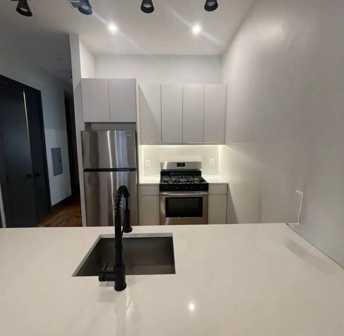 1 bed, 650 sqft, $2,100 — Photo 1