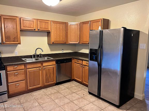 5th image of 2406 Redwood Ave