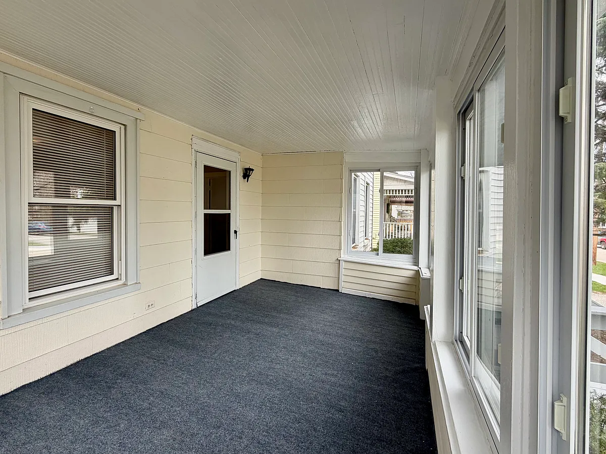 Building Photo - 609 1st St #1