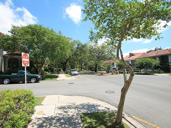 4th image of 11 Fontainebleau Dr APT C
