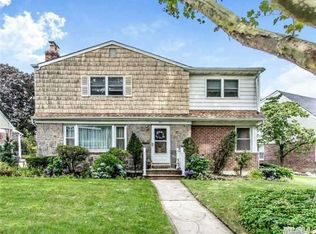 97 Devonshire Dr, New Hyde Park, NY 11040
