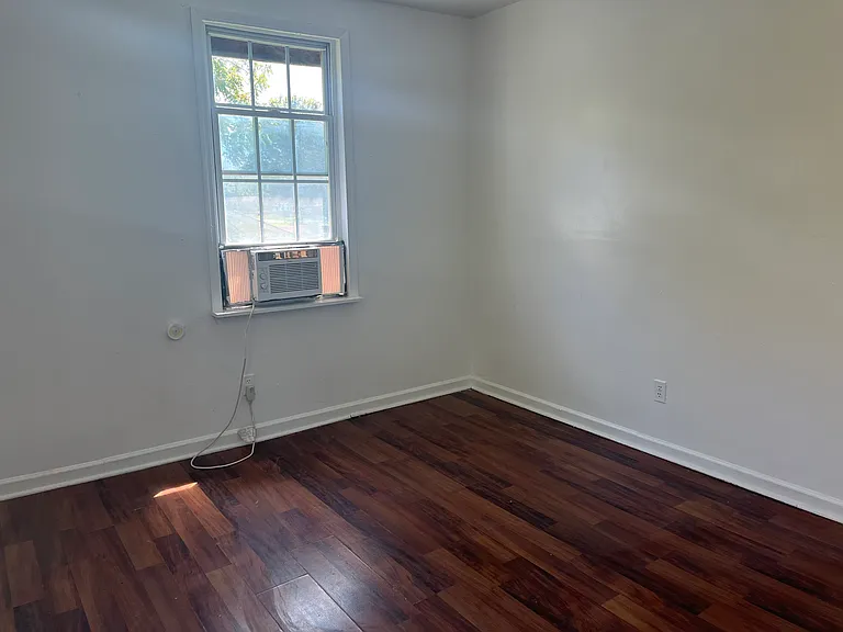 2401 Oak St — Photo 8