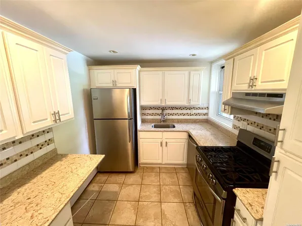 42-30 Douglaston Parkway #2L, Douglaston, NY 11363