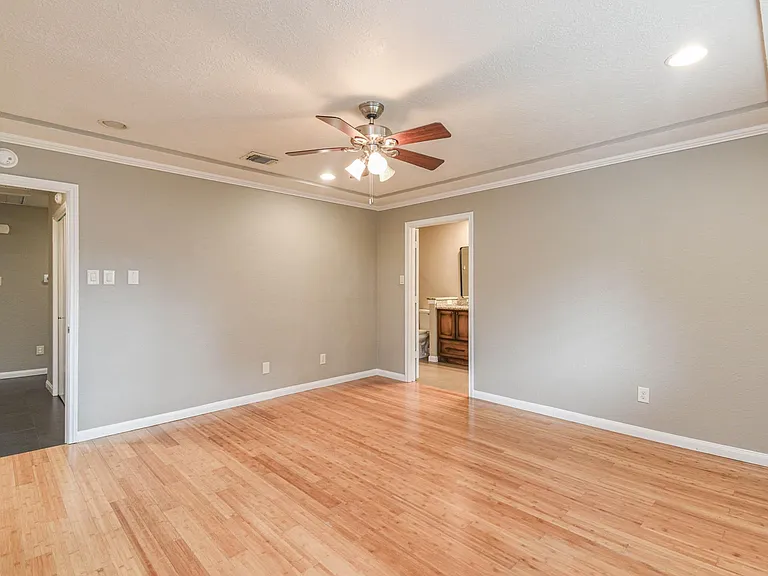 8806 Lakeside Forest Dr — Photo 10