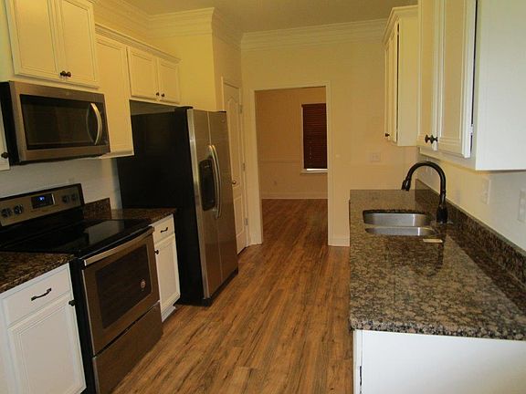 3rd image of 1372 Blackstone Way
