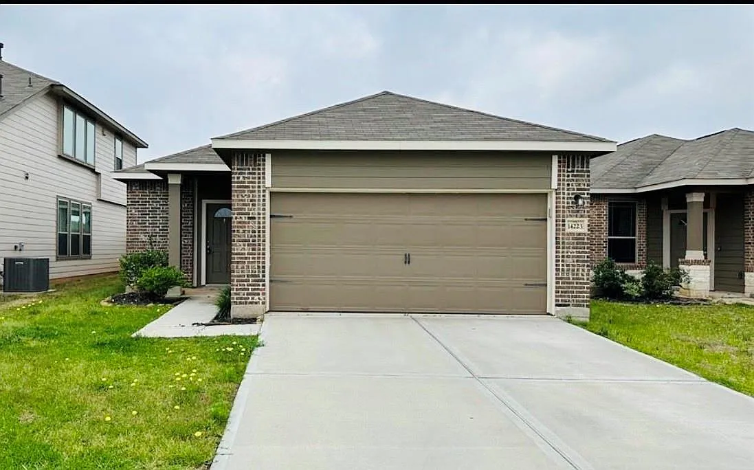 Photo 1 of 15 - 14223 Grand Hills Dr - Conroe, TX Primary Photo - 14223 Grand Hills Dr