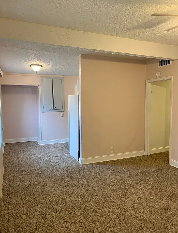 3 bed, 1.0 bath, 888 sqft, $1,225 — Photo 3