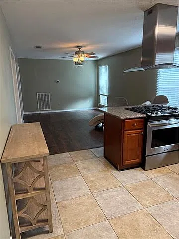 2 bed, 1.0 bath, 928 sqft, $1,300 — Photo 3