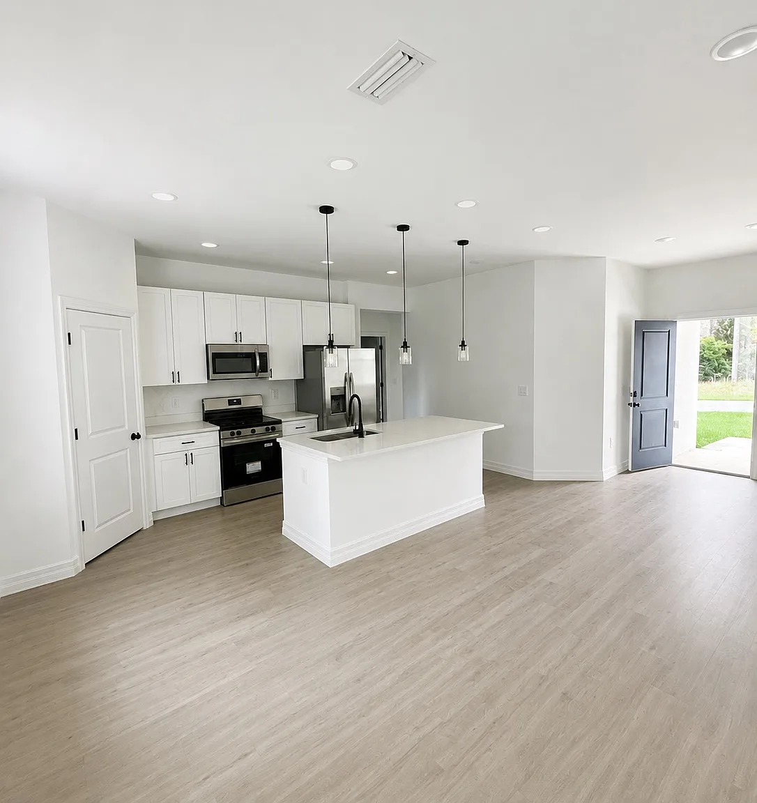 4 bed, 1587 sqft, $1,800 — Photo 1
