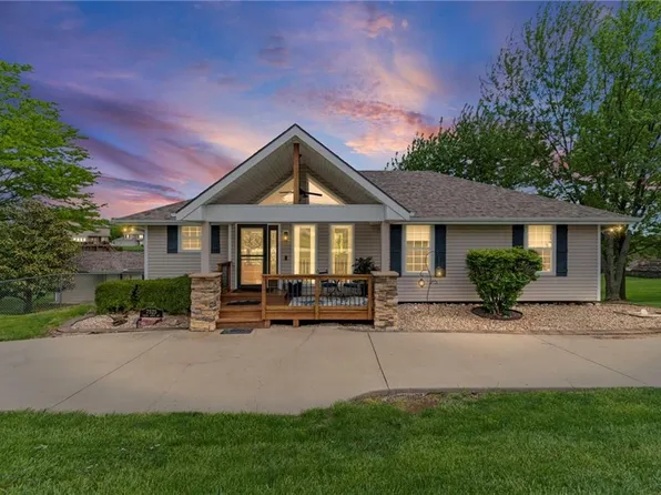 7525 N Amity Ave, Parkville, MO 64152