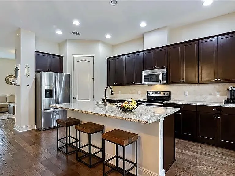 4 bed, 3.5 bath, 2168 sqft, $2,975 — Photo 2