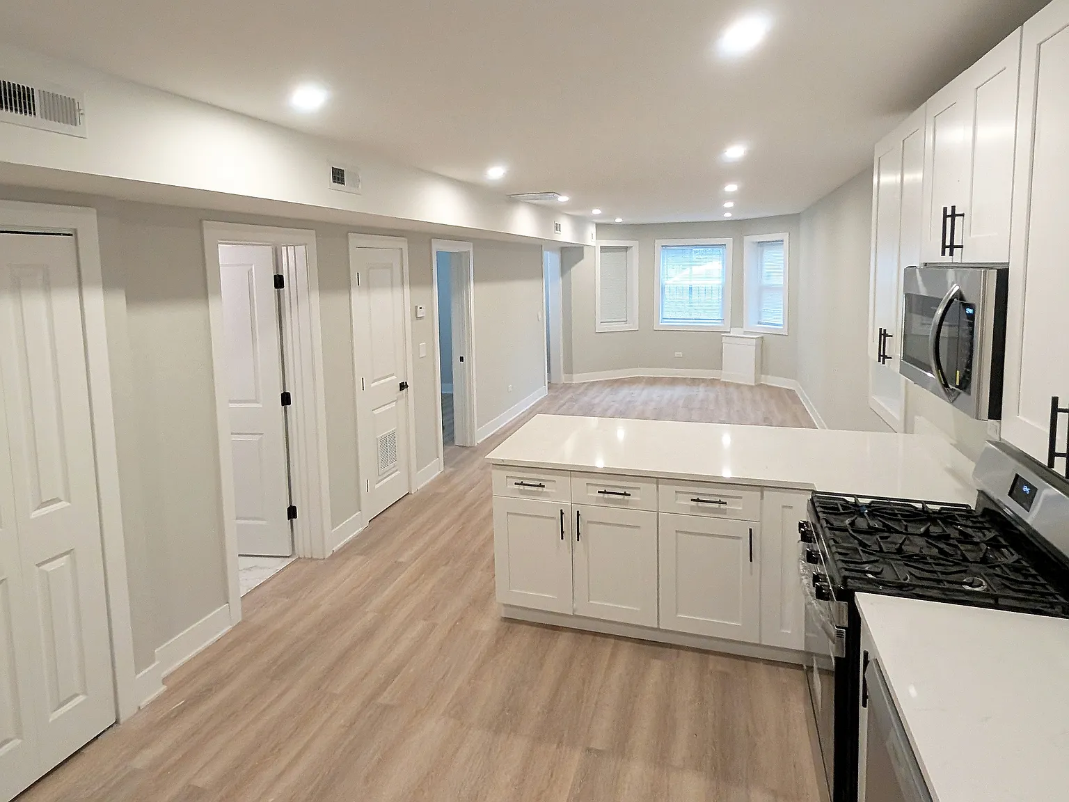 2 bed, 900 sqft, $2,000 — Photo 2