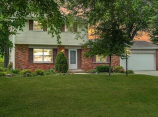 1527 Green Valley Rd, Grafton, WI 53024