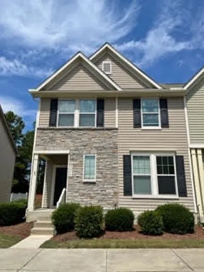 3 bed, 2.5 bath, 1800 sqft, $1,900 — Photo 1