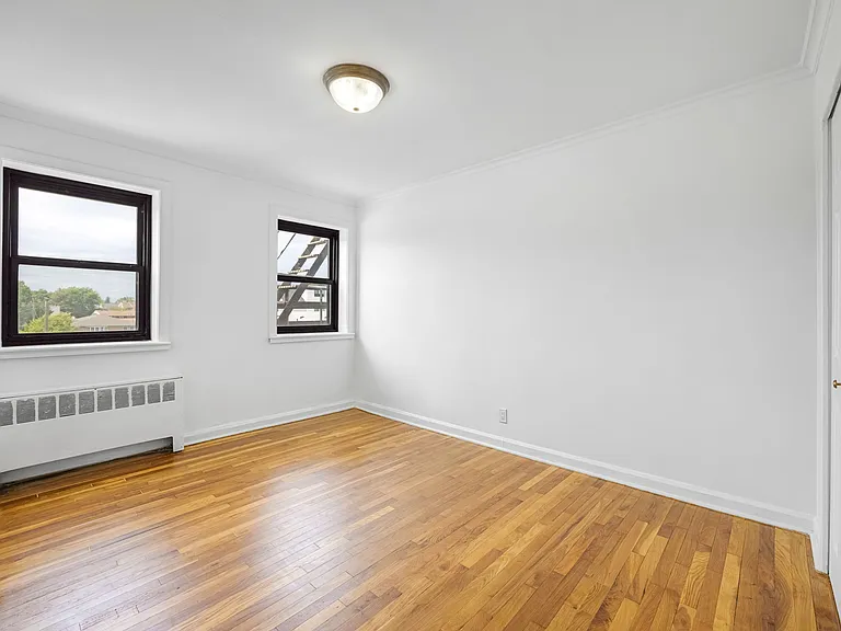 2335 Hudson Ter #D6 — Photo 12